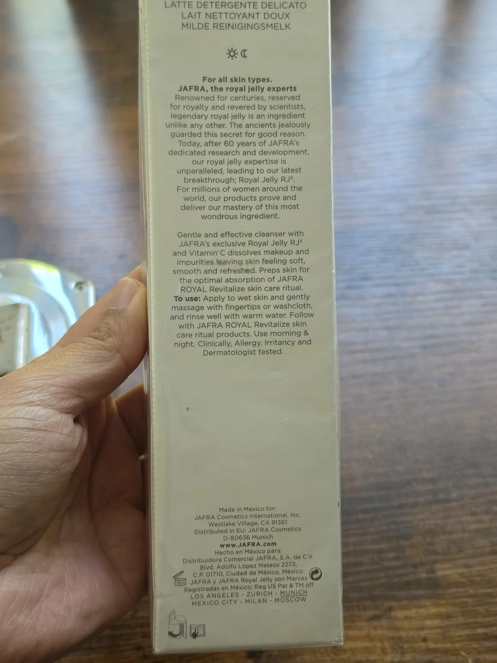 JAFRA ROYAL Revitalize Gentle Cleansing Milk – 4.2 fl oz - Picture 3 of 6
